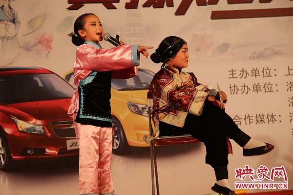 兩個小演員的表演活潑，惹得觀眾連連叫好。