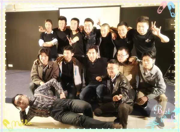 表演結(jié)束，看這哥們兒，為了和演員合影也是蠻拼的！