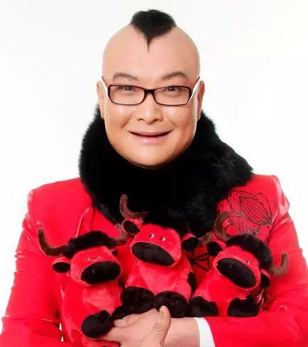 范軍：河南省曲藝家協(xié)會主席、河南省歌舞劇院副院長、中國曲藝最高獎牡丹獎獲得者、著名相聲表演藝術(shù)家。
