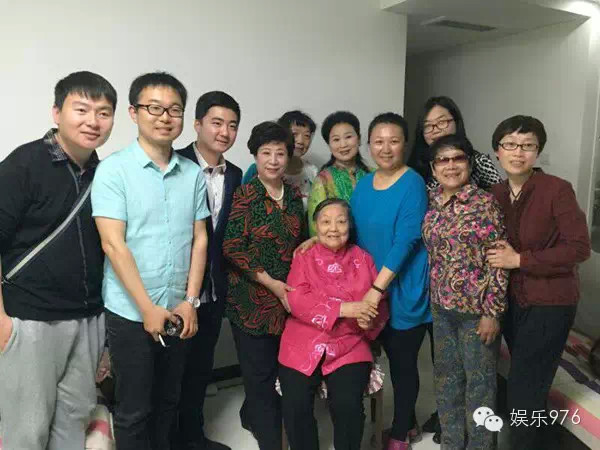 娛樂(lè)976采訪前，馬金鳳先生不厭其煩，熱情地與采錄組人員一眾合影