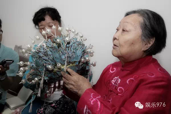 娛樂(lè)976再次看到家中珍藏的點(diǎn)翠鳳冠，馬金鳳先生又回憶起了京劇大師梅蘭芳先生對(duì)自己藝術(shù)上的指導(dǎo)