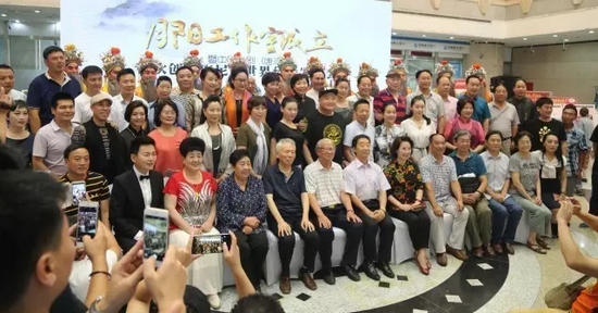 諸多藝術(shù)家和社會(huì)各界人士以及唐派弟子、戲迷到場(chǎng)祝賀