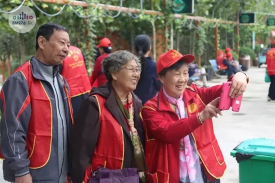 爺爺奶奶叔叔阿姨被盛運莊園的景致吸引，紛紛拍照留影