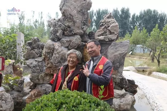 爺爺奶奶叔叔阿姨被盛運莊園的景致吸引，紛紛拍照留影