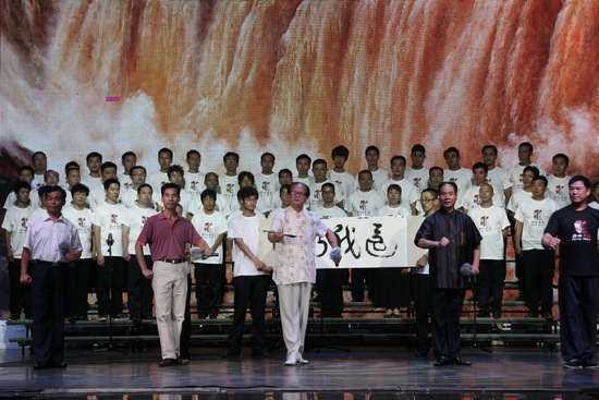 著名表演藝術(shù)家、唐派傳人賈廷聚（中），率眾弟子演唱唐派經(jīng)典名段《還我河山》