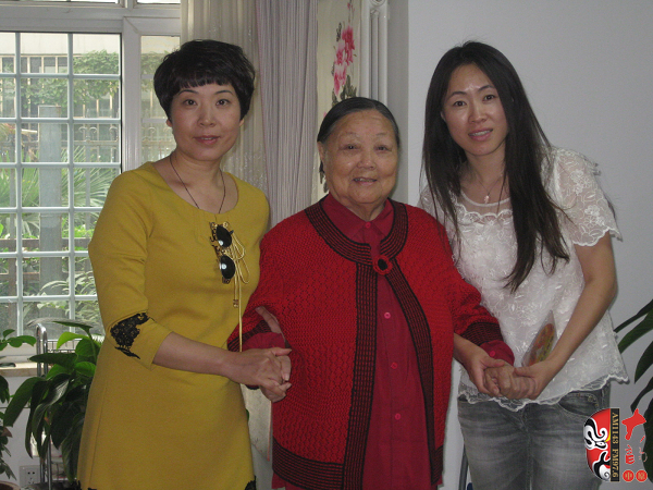 河南電臺戲曲廣播總監(jiān)木子（左)、央視戲曲頻道欄目總編李穎（右）與馬金鳳（中）合影