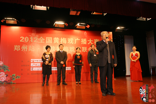 選手五人一組上臺(tái)表演，臺(tái)上為第一組選手