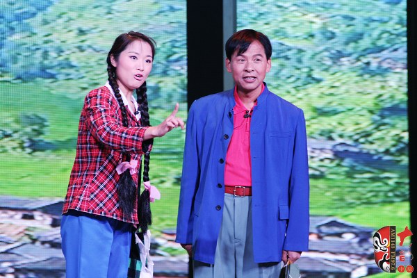 第二場，河南省豫劇三團優(yōu)秀演員劉海功（右）飾栓保，安陽市票友景永芳（左）飾銀環(huán)