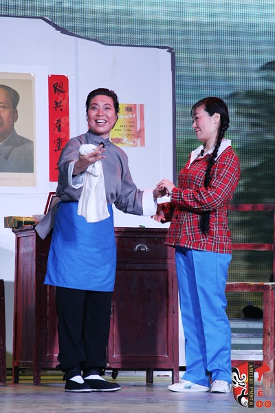 第三場，河南電臺戲曲廣播總監(jiān)木子（左）飾栓保娘，《梨園星秀場》《有你就有戲》主持人媛媛（右）飾銀環(huán)
