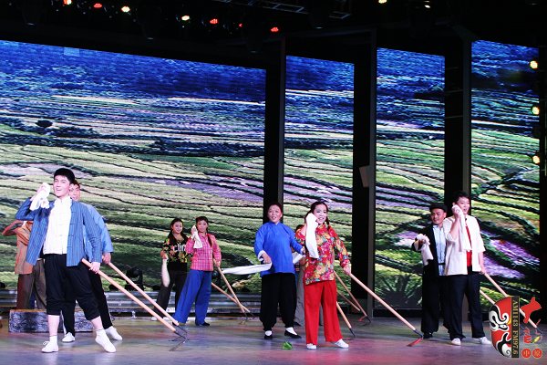 群眾勞動場面，劇中演員包含票友、專業(yè)演員、戲迷