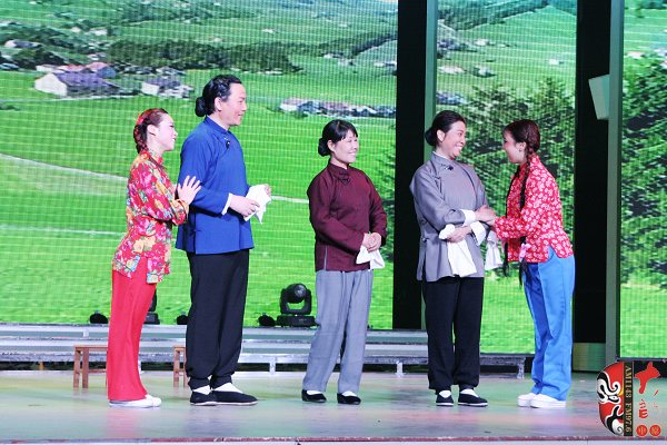著名戲曲節(jié)目主持人、河南電臺戲曲廣播當家小生月陽（左二）反串飾演二大娘
