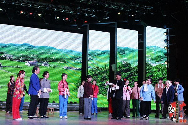 眾鄉(xiāng)親場面——包含河南電臺戲曲廣播主持人，專業(yè)戲曲演員、戲曲票友，河南電臺戲曲廣播聽眾