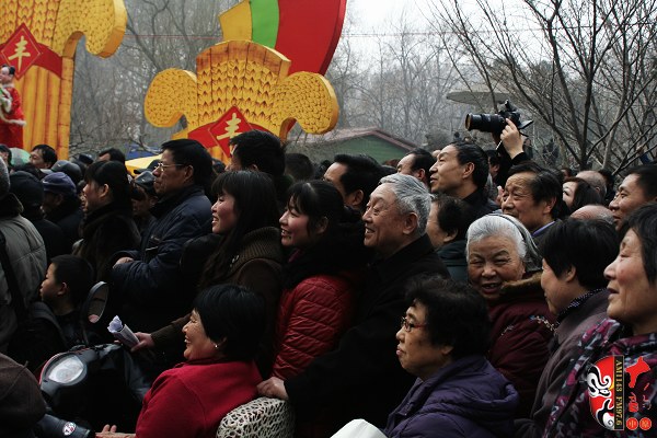人民公園現(xiàn)場人頭攢動(dòng)，其他媒體記者不得不舉起相機(jī)拍照