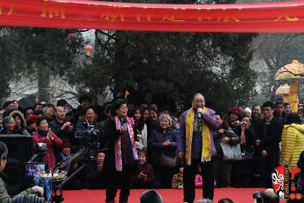 著名豫劇表演藝術(shù)家楊華瑞（左）、王善樸（右）合唱歌曲《天不下雨天不刮風(fēng)天上有太陽》