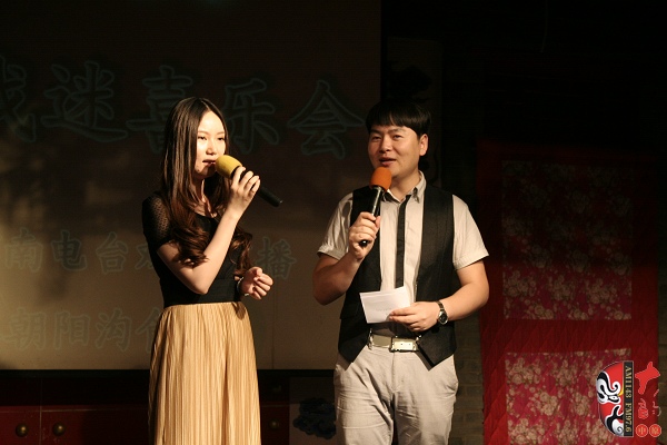 主持人：河南電臺戲曲廣播《越學(xué)越開心》主持人張琳，著名戲曲節(jié)目主持人、戲曲廣播當(dāng)家小生月陽