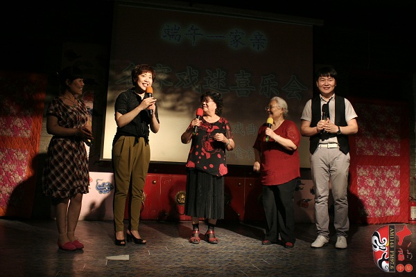 戲曲廣播總監(jiān)木子、豫劇表演藝術(shù)家楊華瑞、高潔、戲曲廣播當(dāng)家小生月陽、票友張華合作表演《朝陽溝》選段