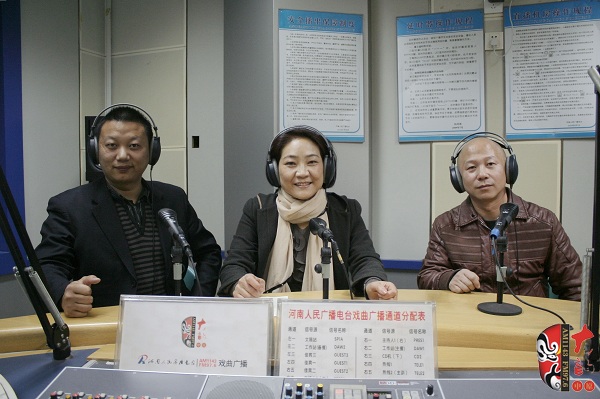 本次傳統(tǒng)古裝大戲《三哭殿》的輔導老師之一、著名越調(diào)演員李娟（中）及本次大戲的主要演員做客直播間