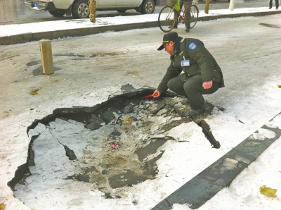 　路面塌陷，“坑”罷轎車坑電動。