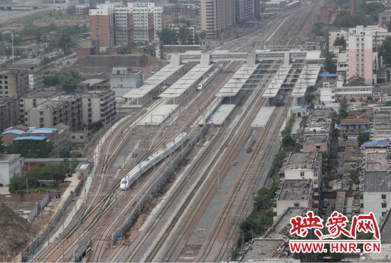 本次運行試驗由2列CRH2A型動車組擔(dān)當(dāng)，計劃試驗速度為每小時200公里。