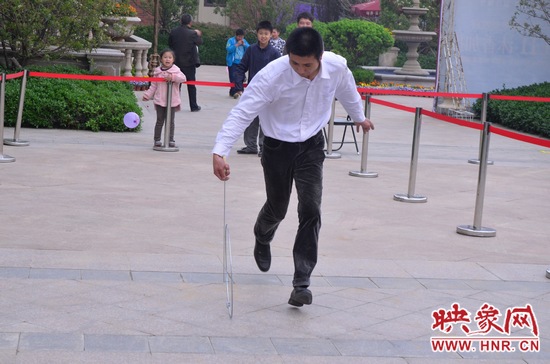 說是比賽，其實(shí)就是活力的釋放，就是開心的海洋，丟沙包、踢毽子、三人四足、滾鐵環(huán)等項目