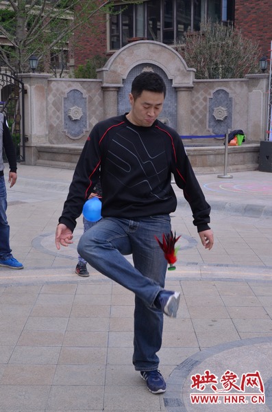 說是比賽，其實(shí)就是活力的釋放，就是開心的海洋，丟沙包、踢毽子、三人四足、滾鐵環(huán)等項目