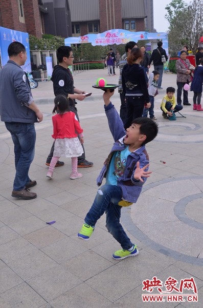 小弟弟，你玩?zhèn)€托球不用這么夸張吧，哈哈！