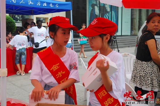 來自南陽(yáng)路一小的雙胞胎姐妹志愿者 來自南陽(yáng)路一小的雙胞胎姐妹志愿者