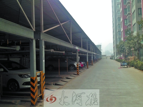 中原區(qū)新禧園小區(qū)，靠著圍墻的空地，建成兩層立體車(chē)庫(kù)。