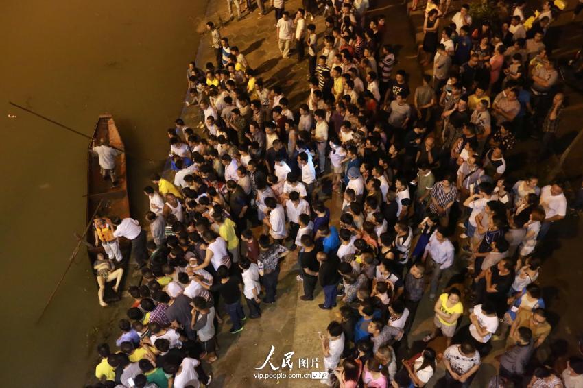 6月4日晚，湖南省婁底市二大橋跳河自殺的女子遺體被打撈上來(lái)。
