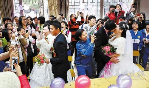 10對老師新人在校園里舉行集體婚禮，在教室里接新娘、拜堂