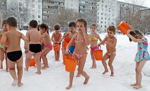 幼兒園的兒童身穿泳裝，在零下25度的雪地里沖涼水澡。