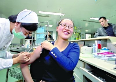 昨日，向雪敏在同濟(jì)醫(yī)院血液科病房打動員劑，丈夫陳武右在身后注視著妻子 記者傅克強(qiáng)