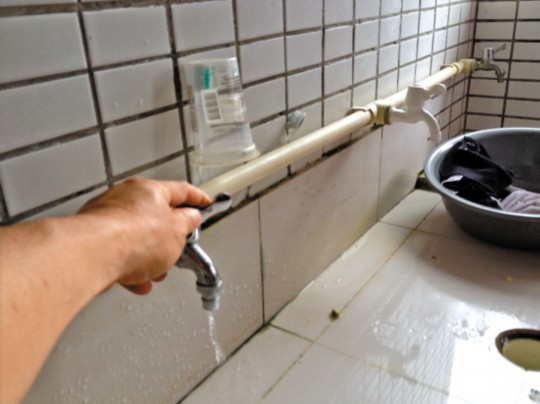 宿舍沒水學生接雨水洗澡？學校稱是學生惡作劇