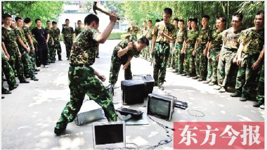 為了讓孩子表達(dá)戒除網(wǎng)癮的決心，學(xué)校組織孩子親手砸毀電腦