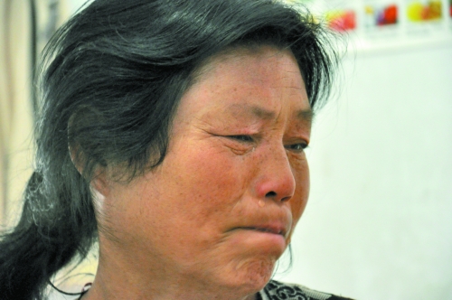 談及女兒的病情，王學(xué)鳳不禁哭了出來