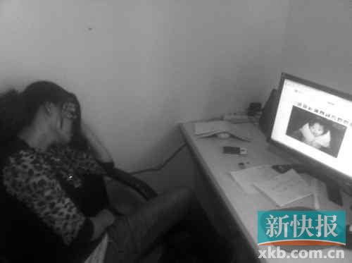 遇難孩子的母親向記者展示女兒生前的照片，一邊掩面而泣