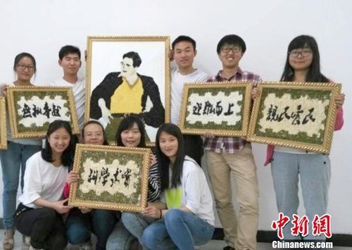 大學(xué)生們?yōu)榧o(jì)念焦裕祿，用黑豆、綠豆、大米等糧食在硬紙板上創(chuàng)作的糧食畫(huà)