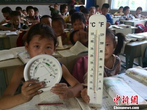 6月3日，下午四點，昆明市東川區(qū)因民鎮(zhèn)中心學(xué)校一年級教室溫度達(dá)到44℃