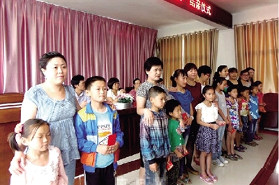 身后的“代理媽媽”，使留守兒童的身心有了依靠