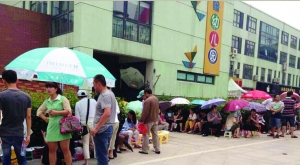 金壇市實驗幼兒園門前，家長在排隊