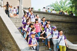 西安小雁塔景區(qū)內(nèi)，學(xué)生們正在古跡前合影留念