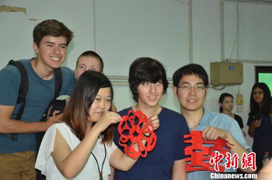 美國學(xué)生學(xué)習(xí)中國剪紙