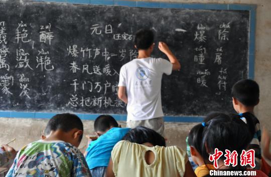 天津大學學子在蘭考支教的課堂上