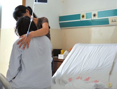 由于前天進(jìn)行了面部修復(fù)手術(shù)，俞燕身體不適，父母24小時(shí)陪在她的身邊
