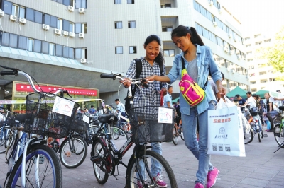 前天，兩名新生在登記后領(lǐng)取了自己的“愛心車”