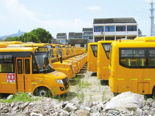 52輛新校車(chē)開(kāi)進(jìn)村成了“僵尸車(chē)”