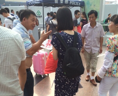 女大學生一出站，黑車的拉客仔就圍上招攬