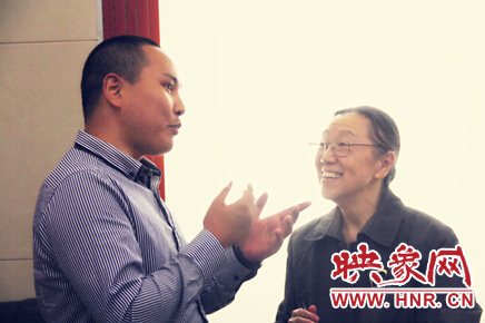 映象教育總監(jiān)班朝陽與周恩來侄女周秉宜、中央警衛(wèi)局原副局長、少將高振普親切交談