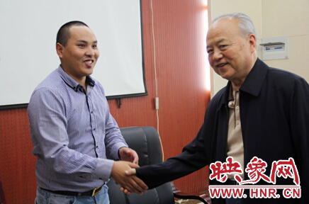 映象教育總監(jiān)班朝陽與周恩來侄女周秉宜、中央警衛(wèi)局原副局長、少將高振普親切交談