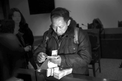 　昨日，從四川老家趕來的藍田忠，從房山法院執(zhí)行法官手里領到了自己的賠償款。他和15名工友在房山一煤礦